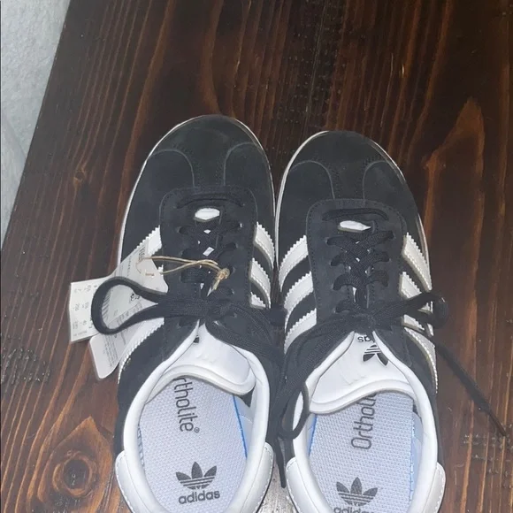 Adidas youth Black and White Sneakers - Picture 3 of 4